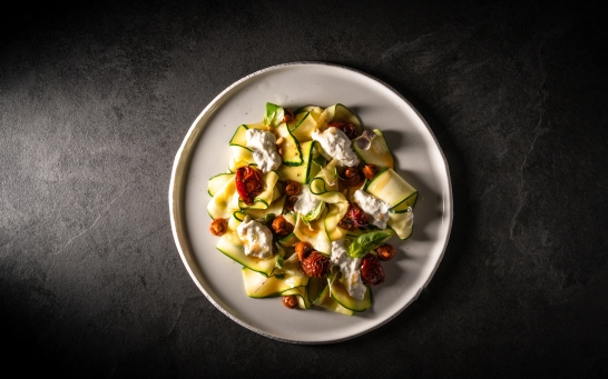 Calabacín, stracciatella y romesco