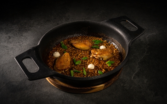 Arroz deshuesado de pollo de payés y judía verde crujiente