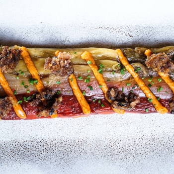 Coca d’escalivada amb sardines i romesco Coca d’escalivada amb sardines i romesco