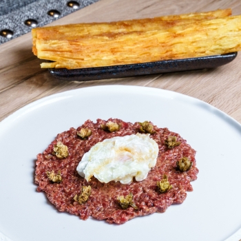 Steak tartar de filet de bou i ou amb puntes Steak tartar de filet de bou i ou amb puntes