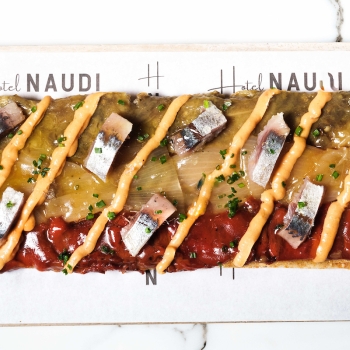 Coca d’escalivada amb sardines i romesco