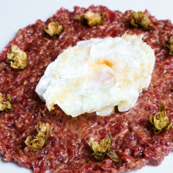 Steak tartar de filet de bou i ou amb puntes Steak tartar de filet de bou i ou amb puntes