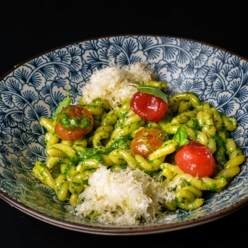 Pasta fresca amb pesto casolà, cirerols i parmesà Pasta fresca amb pesto casolà, cirerols i parmesà