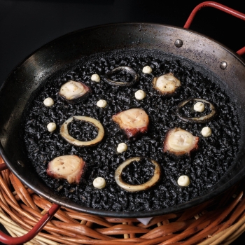 Arròs negre amb sèpia i pop