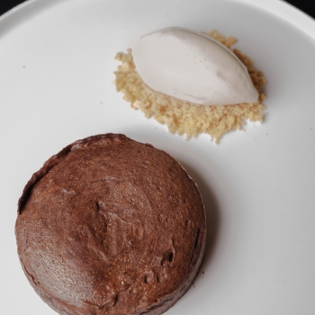 Coulant de xocolata i avellanes amb gelat de vainilla Coulant de xocolata i avellanes amb gelat de vainilla