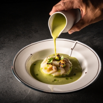 Gazpacho de aguacate con su tartar y espejo de vieira