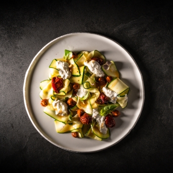 Calabacín, stracciatella y romesco