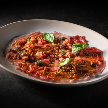 Carpaccio de atún rojo a la putanesca