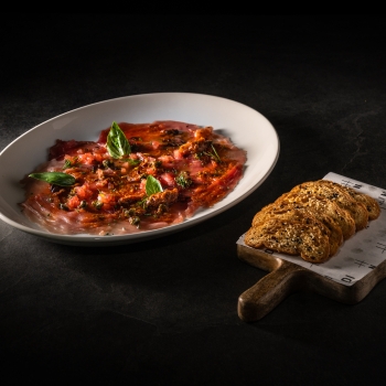 Carpaccio de atún rojo a la putanesca