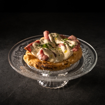 Pizza fritta con cremoso de stracciatella y presa ibérica marinada 