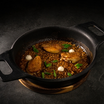 Arroz deshuesado de pollo de payés y judía verde crujiente
