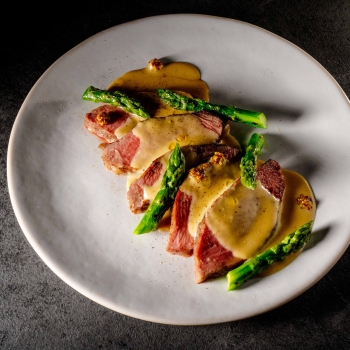 PRESA IBERICA CON SALSA DE PECORINO Y MOSTAZA